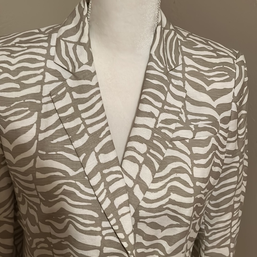 Calvin Klein blazer tan and cream zebra print. Linen blend. Size 8